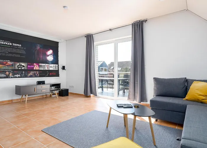 Gemuetliches Heimkino Mit Balkon & Beamer